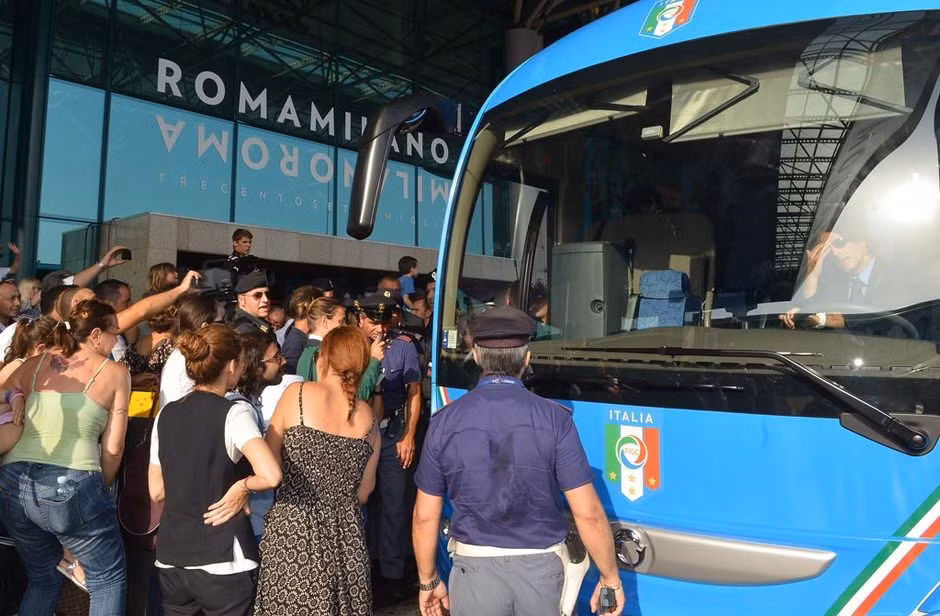 Cả đội lên xe bus rời sân bay