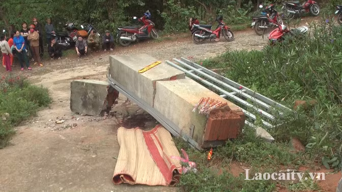 Trụ cổng trường được xây bằng gạch. Ảnh: Laocaitv.vn.