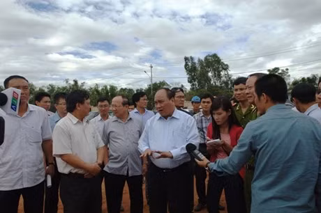 Ủy viên Bộ Chính trị, Phó Thủ tướng Chính phủ Nguyễn Xuân Phúc dẫn đầu đoàn công tác Trung ương kiểm tra thực địa công tác giải phóng mặt bằng cho Dự án mở rộng Quốc lộ 1A địa bàn tỉnh Bình Định.