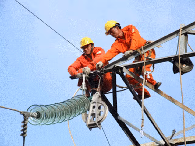 Chính phủ đưa ra dự thảo nghị định về điều lệ tổ chức và hoạt động của Tập đoàn Điện lực Việt Nam (EVN) trong đó nhấn mạnh Tập đoàn EVN sẽ không được đầu tư vào lĩnh vực bất động sản, ngân hàng. Chính phủ đưa ra dự thảo nghị định về điều lệ tổ chức và hoạt động của Tập đoàn Điện lực Việt Nam (EVN) trong đó nhấn mạnh Tập đoàn EVN sẽ không được đầu tư vào lĩnh vực bất động sản, ngân hàng.