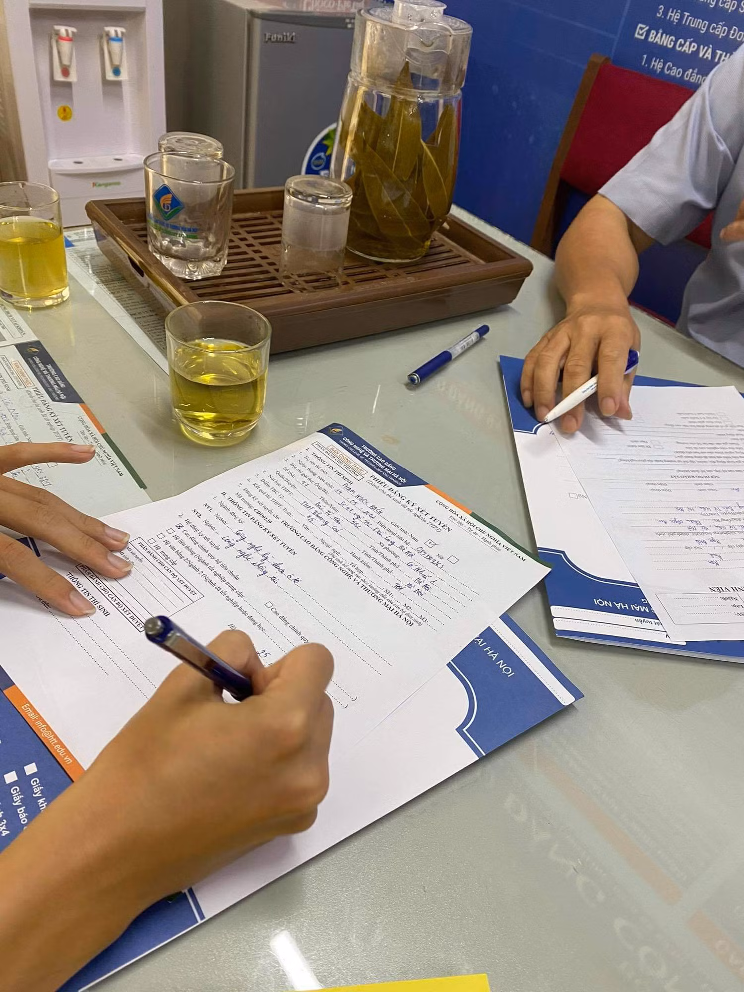 Thí sinh chưa có bằng cấp 3 vẫn được hướng dẫn làm hồ sơ nhập học (Ảnh: Vũ Ninh) Thí sinh chưa có bằng cấp 3 vẫn được hướng dẫn làm hồ sơ nhập học (Ảnh: Vũ Ninh)
