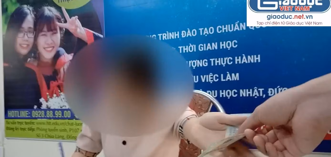 Thí sinh được hướng dẫn nộp tiền, nộp hồ sơ mặc dù chưa có bằng cấp 3 (Ảnh:V.N)