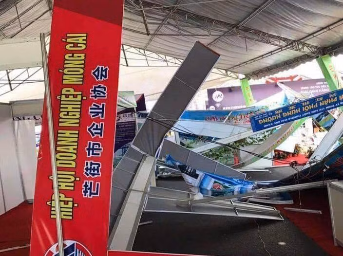 Các tấm biển hiệu gian hàng bị đổ ngổn ngang sau gió lốc