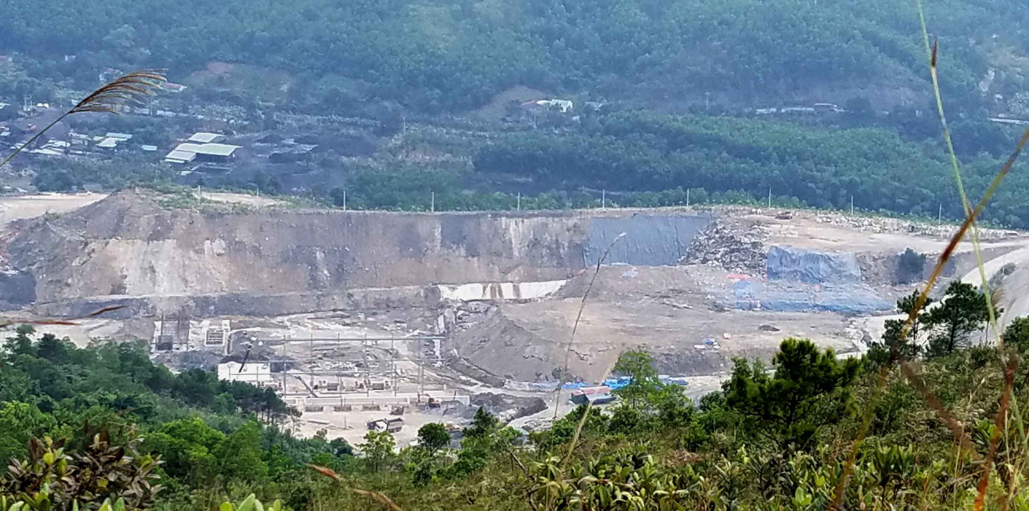 Cổng vào Trung tâm xử lý chất thải rắn của Indevco ở sâu trong núi thuộc huyện Hoành Bồ Cổng vào Trung tâm xử lý chất thải rắn của Indevco ở sâu trong núi thuộc huyện Hoành Bồ