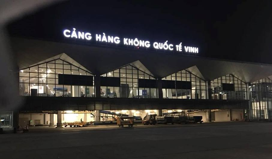 Sân bay Quốc tế Vinh xảy ra sự cố hi hữu người đàn ông bị tâm thần trèo qua hàng rào và qua nhiều vòng an ninh lên được máy bay hãng Vietnam Airlines. Ảnh: Vũ Xuân Tuẩn Sân bay Quốc tế Vinh xảy ra sự cố hi hữu người đàn ông bị tâm thần trèo qua hàng rào và qua nhiều vòng an ninh lên được máy bay hãng Vietnam Airlines. Ảnh: Vũ Xuân Tuẩn