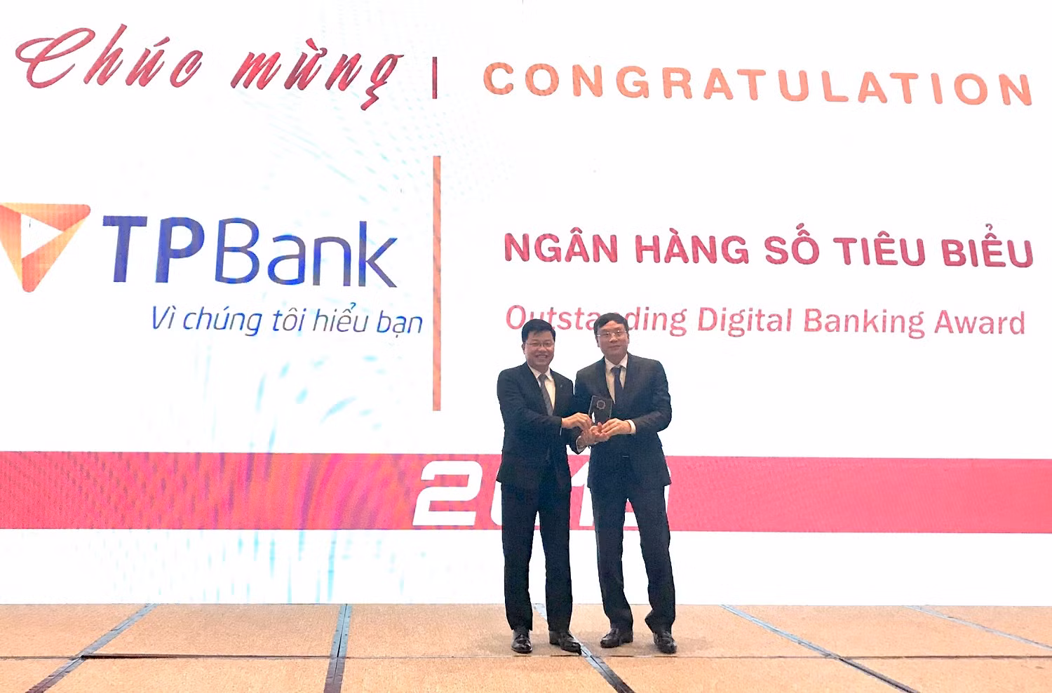 Tổng giám đốc Nguyễn Hưng đại diện nhà băng nhận giải thưởng.