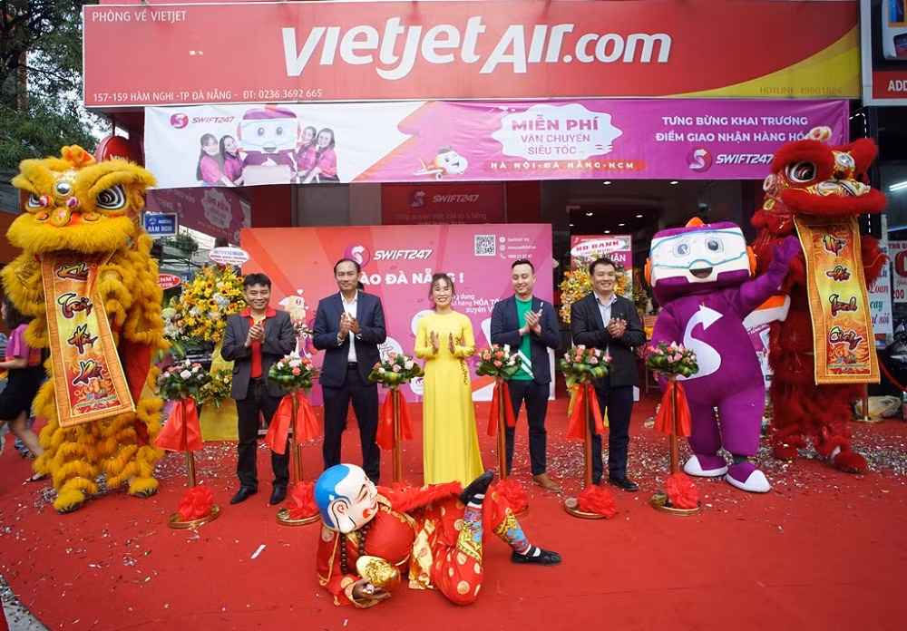 Lãnh đạo Vietjet - SWIFT247 - Grab cắt băng khai trương.