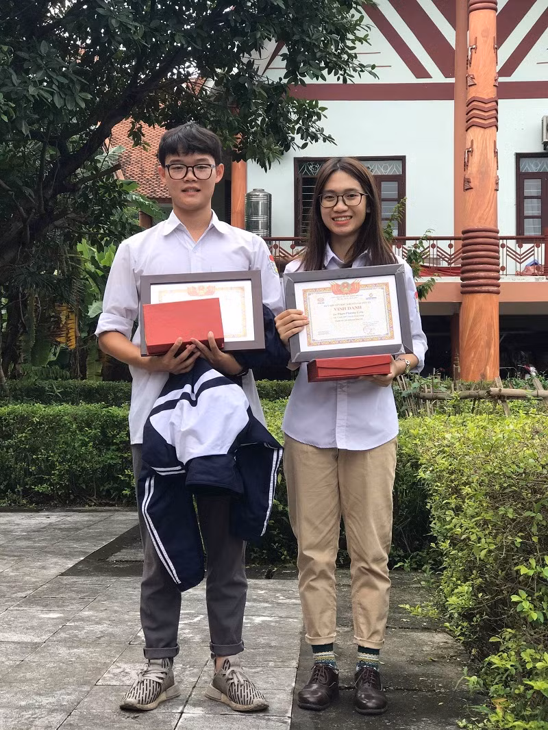 Em Nguyễn Dương Tùng (bên trái) học sinh chuyên Hóa, Trường trung học phổ thông Chuyên Hùng Vương. (Ảnh: N.V.C.C) Em Nguyễn Dương Tùng (bên trái) học sinh chuyên Hóa, Trường trung học phổ thông Chuyên Hùng Vương. (Ảnh: N.V.C.C)