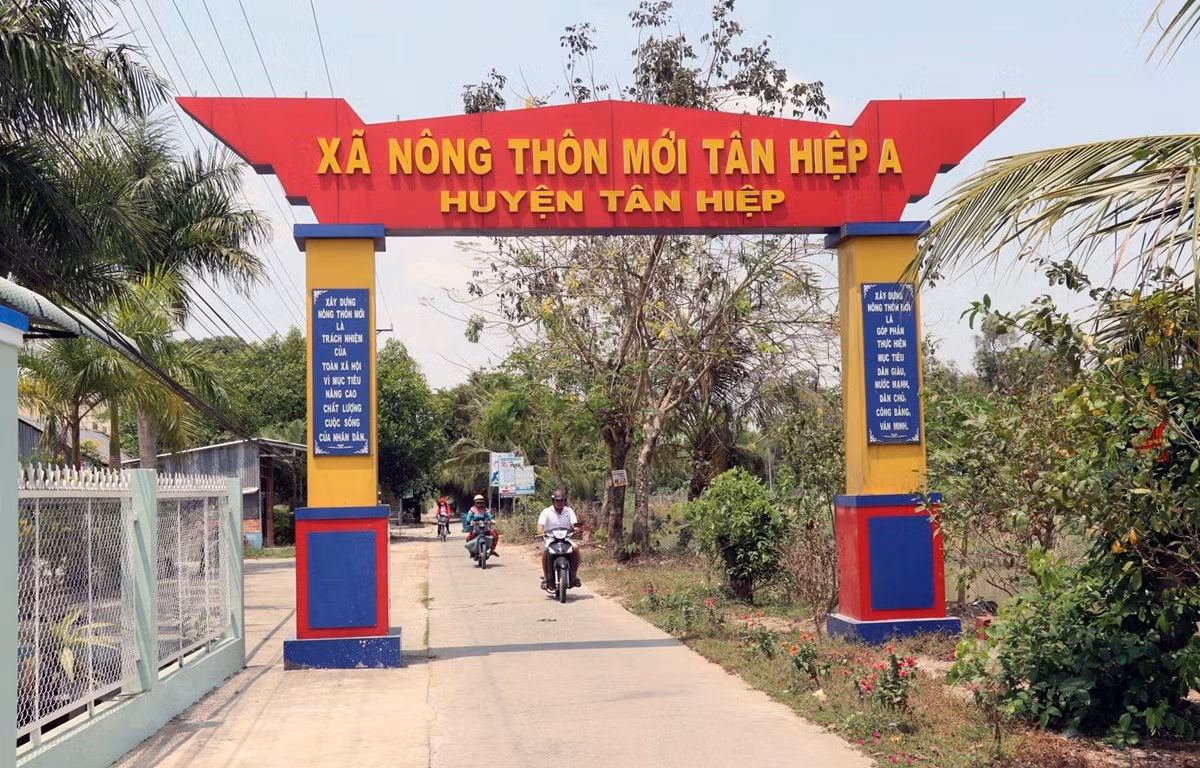 Đường giao thông ở xã nông thôn mới Tân Hiệp A, huyện Tân Hiệp, tỉnh Kiên Giang. Ảnh: Lê Huy Hải/TTXVN)