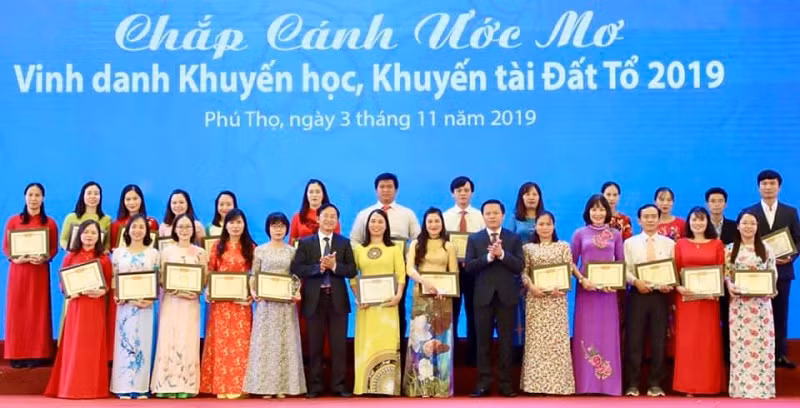Giáo viên được vinh danh tại buổi lễ. (Ảnh: Phú Thọ Đất Tổ) Giáo viên được vinh danh tại buổi lễ. (Ảnh: Phú Thọ Đất Tổ)