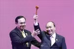 Thủ tướng Nguyễn Xuân Phúc nhận búa Chủ tịch ASEAN từ Thủ tướng Thái Lan Prayuth Chan-o-cha. Ảnh: Thống Nhất/TTXVN