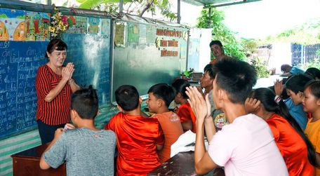 Cô giáo Nguyễn Thị Huỳnh Nga được nhận giải thưởng KOVA 2016 ở hạng mục “Sống đẹp" (Ảnh: baovinhlong.com.vn).