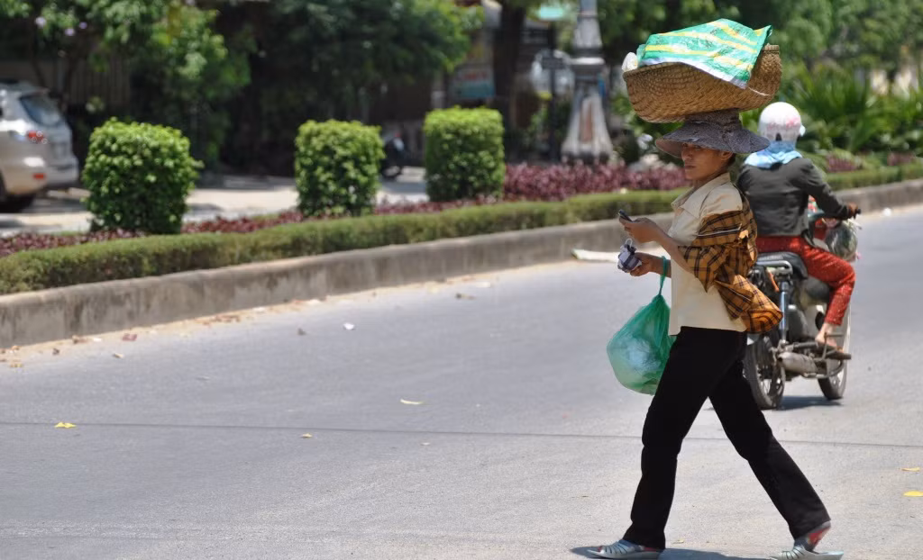Hình ảnh những người bán cơm gà với chiếc khăn vuông lót trên đầu, đội những thúng cơm nặng hàng chục cân đã quá quen thuộc đến nỗi người Quảng Bình đã đặt tên, gọi họ là “những người đội thúng” hay gọi thôn Lạc Sơn là “làng đội thúng”.