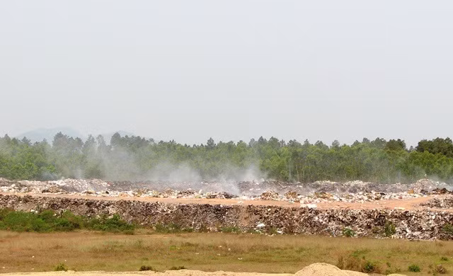 Dân Quảng Tiến nói chuyện phải đeo khẩu trang, ăn cơm chung với... ruồi ảnh 2 Dân Quảng Tiến nói chuyện phải đeo khẩu trang, ăn cơm chung với... ruồi ảnh 2