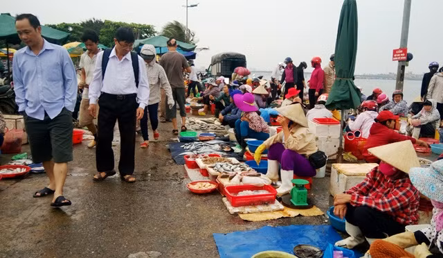 Nhiều loại cá đắt tiền được bày bán la liệt ở chợ với giá rẻ, nhưng người dân đều tỏ ra dửng dưng khi đi qua các gian này. (Ảnh: Thủy Phan)
