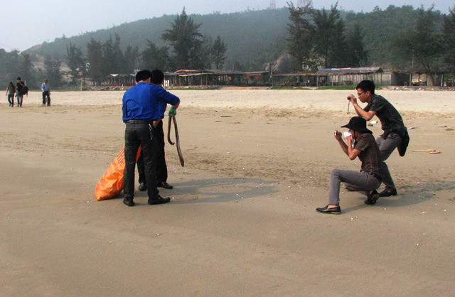 Nhiều người phải bịt mũi, đeo khẩu trang khi ra bờ biển (Ảnh: Thủy Phan) Nhiều người phải bịt mũi, đeo khẩu trang khi ra bờ biển (Ảnh: Thủy Phan)