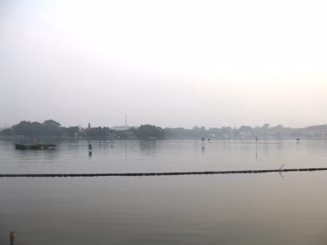 Sân golf được vây bởi hệ thống phao nổi cố định bằng nhiều cọc tre, khoanh thành một vùng rộng khoảng 2 nghìn m2.