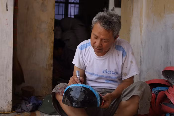 Những chiếc mặt nạ ở đây được người dân làm hết sức tỉ mỉ và chắc chắn (Ảnh:V.N)