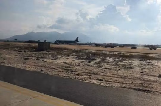 Máy bay VN7344 của hãng hàng không Vietnam Airlines hạ cánh nhầm đường băng. Ảnh: Viettimes Máy bay VN7344 của hãng hàng không Vietnam Airlines hạ cánh nhầm đường băng. Ảnh: Viettimes