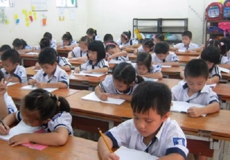 Thầy cô sẽ biết cách sắp xếp, đổi chỗ cho học sinh ngồi hợp lý và công bằng. (Ảnh minh họa: Phunuvietnam.vn) Thầy cô sẽ biết cách sắp xếp, đổi chỗ cho học sinh ngồi hợp lý và công bằng. (Ảnh minh họa: Phunuvietnam.vn)