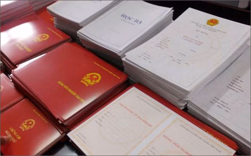 Nhiều giáo viên phải khổ sở đi học vào những dịp hè (Ảnh minh họa: VOV.vn)