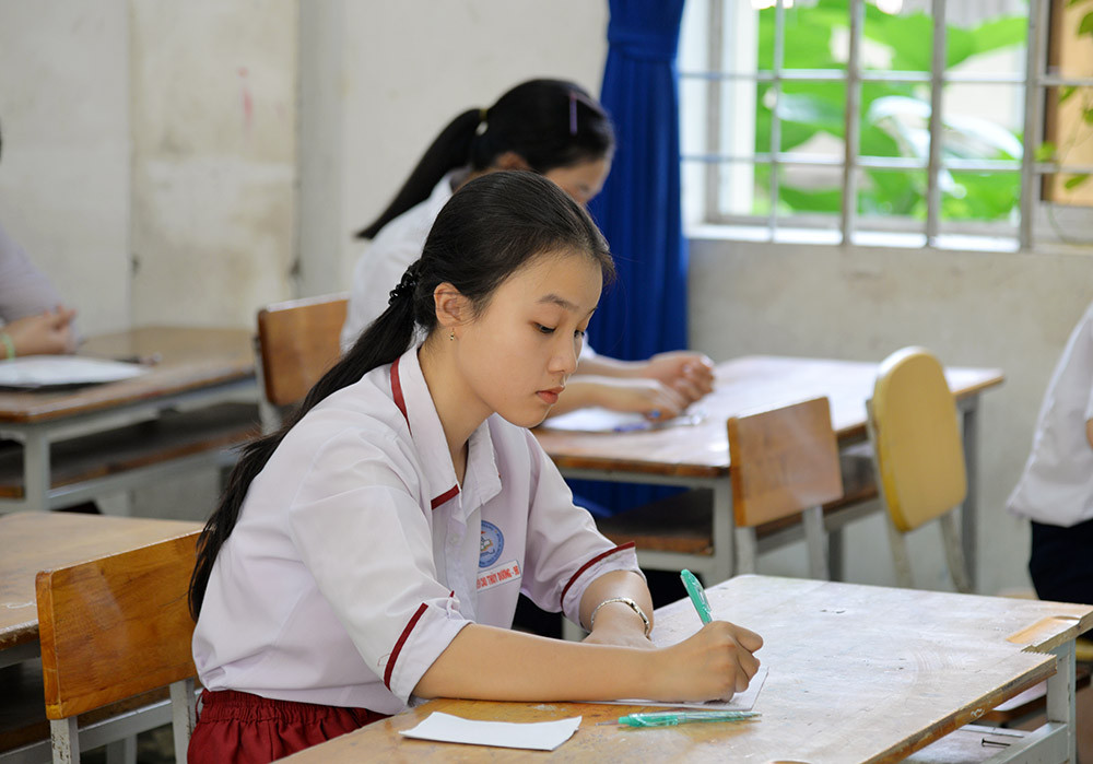 Các em thí sinh tập trung làm bài thi (Ảnh: Báo An Giang)