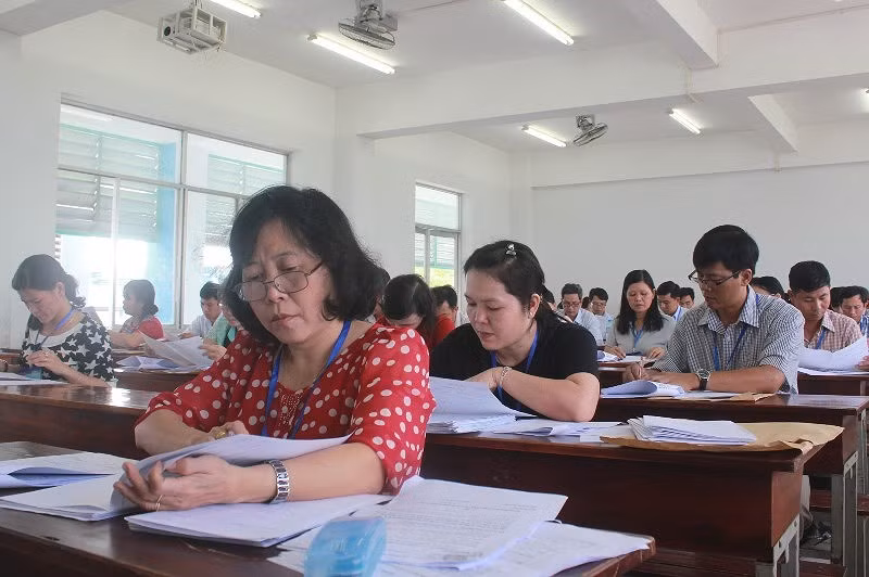 Việc chấm thi tuyển sinh 10 thường rất căng thẳng bởi chỉ một lơ là của giám khảo là ảnh hưởng đến quyền lợi thí sinh (Ảnh minh họa: Báo Pháp luật thành phố Hồ Chí Minh)