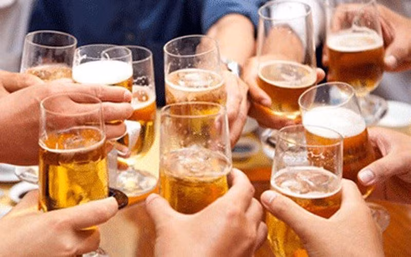 Rượu bia là một trong những tác nhân gây ra nhiều hệ lụy cho con người trong dịp Tết (Ảnh minh họa: vtc.vn) Rượu bia là một trong những tác nhân gây ra nhiều hệ lụy cho con người trong dịp Tết (Ảnh minh họa: vtc.vn)