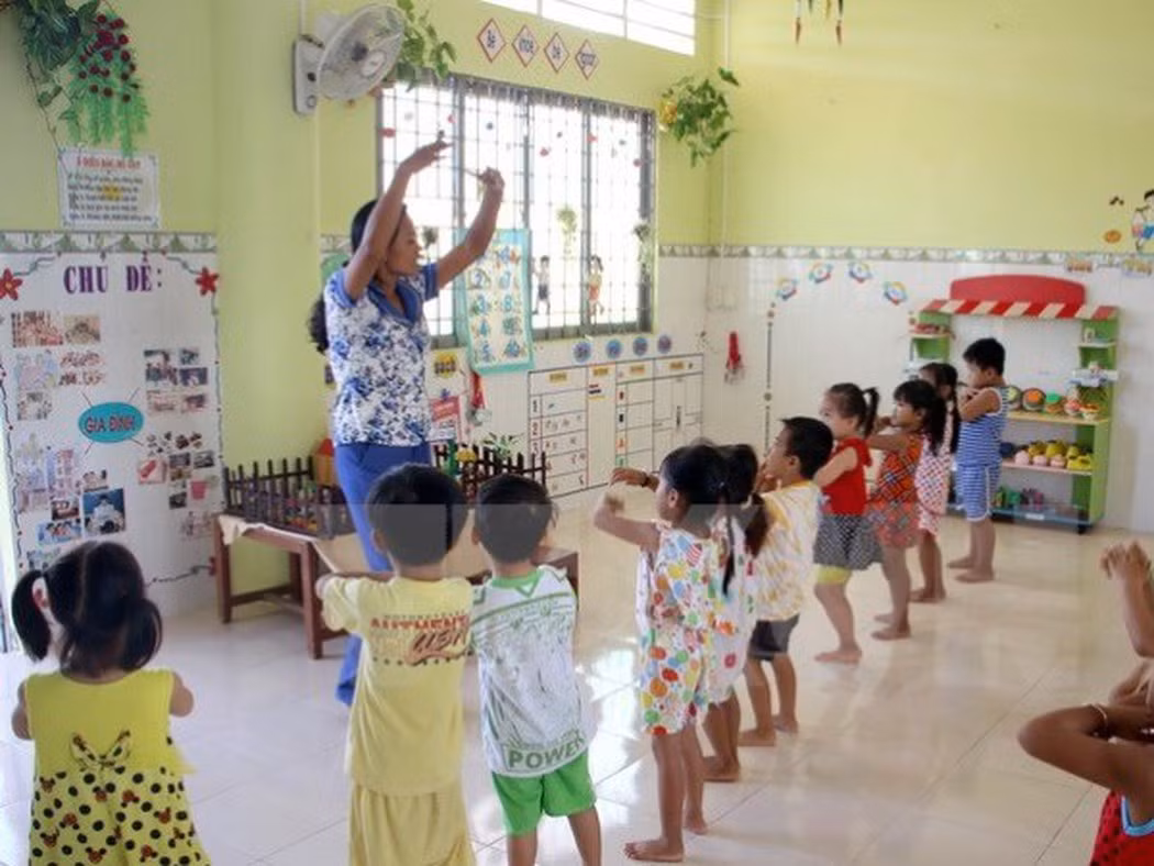 Khi bước gần đến ngưỡng tuổi 60 thì liệu giáo viên có còn nhảy múa với học trò như thế này? (Ảnh minh họa: TTXVN). Khi bước gần đến ngưỡng tuổi 60 thì liệu giáo viên có còn nhảy múa với học trò như thế này? (Ảnh minh họa: TTXVN).