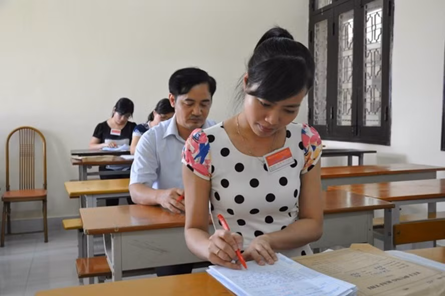 Áp lực trong chấm thi hiện nay rất lớn (Ảnh minh họa: Báo Lao động).