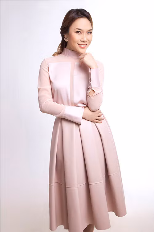 Mỹ Tâm xinh đẹp và tự nhiên hơn nhiều khi bộ trang phục được đơn giản đến tối đa