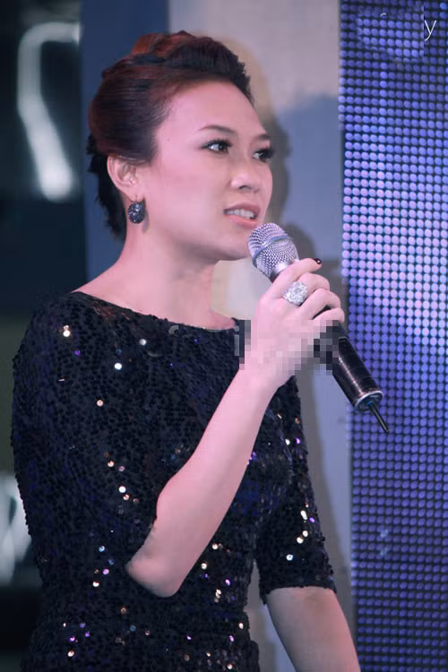Cũng là ánh sequin nhưng bộ váy thiết kế giản dị, mái tóc bới cao thanh thoát giúp Mỹ Tâm trông sáng hơn