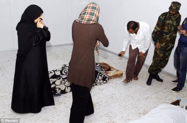 Cảnh người dân Libya xếp hàng vào xem thi thể của cựu nhà lãnh đạo Muammar Gaddafi Cảnh người dân Libya xếp hàng vào xem thi thể của cựu nhà lãnh đạo Muammar Gaddafi