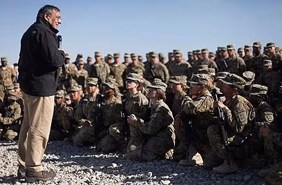 Bộ trưởng Quốc phòng Mỹ Panetta với binh sĩ Mỹ tại Afghanistan (Ảnh: AP) Bộ trưởng Quốc phòng Mỹ Panetta với binh sĩ Mỹ tại Afghanistan (Ảnh: AP)