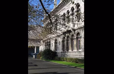 Đại học Trinity nằm ở Dublin, Ireland, và có phong cách giống với đại học Oxford. Kiến trúc nổi tiếng nhất trong khuôn viên là Thư viện cũ, được xây từ năm 1592 dưới thời nữ hoàng Elizabeth.