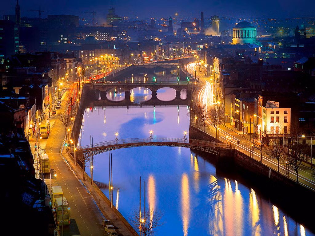 Thủ đô Dublin rực rỡ ánh đèn trong đêm