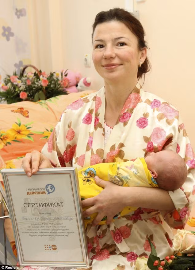 Marina Nikolaeva và giấy chứng nhận công dân thứ 7 tỷ của cậu con trai Pyot, người chào đời tại Kaliningrad, Nga vào lúc 0 giờ 2 phút ngày 31/10