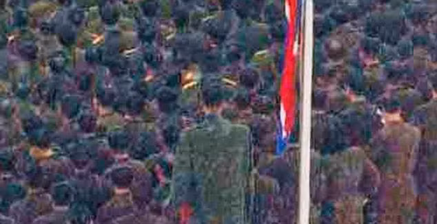 Viên lính Triều Tiên có chiều cao vượt trội trong bức ảnh KCNA công bố