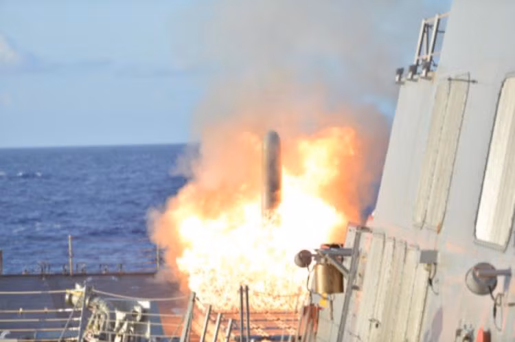 Ngày 26 tháng 3 năm 2015, tàu khu trục USS Lassen (DDG 82) Mỹ bắn tên lửa Tomahawk Ngày 26 tháng 3 năm 2015, tàu khu trục USS Lassen (DDG 82) Mỹ bắn tên lửa Tomahawk
