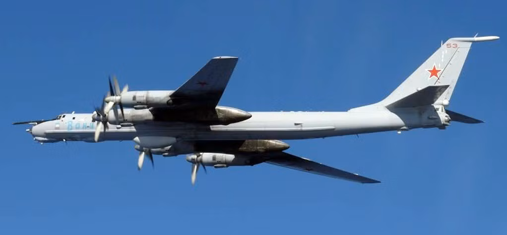 Máy bay tuần tra săn ngầm Tu-142 Hải quân Nga