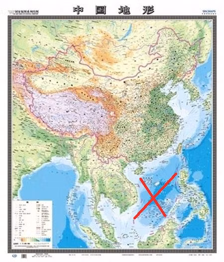 Bản đồ "Địa hình Trung Quốc" xuất bản khổ dọc, thể hiện rõ quan điểm bành trướng lãnh thổ, xâm phạm chủ quyền của Việt Nam đối với 2 quần đảo Hoàng Sa và Trường Sa sắp được đưa vào cấp tiểu học để giảng dạy.