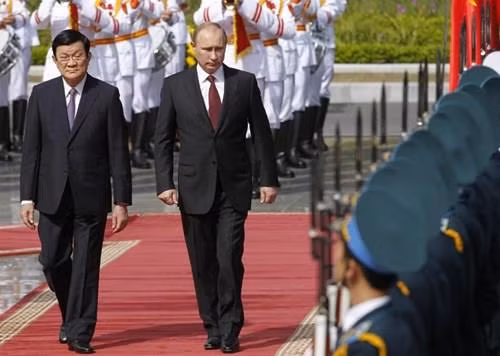 Chủ tịch nước Trương Tấn Sang đón Tổng thống Nga Vladimir Putin sang thăm Việt Nam. Quan hệ hợp tác hữu nghị Việt - Nga lại trở thành cái cớ cho một số học giả, tờ báo Trung Quốc xuyên tạc, bóp méo nhằm đánh lạc hướng dư luận trước những động thái khiêu khích, gây hấn của Bắc Kinh trên Biển Đông. Ảnh: scmp.com Chủ tịch nước Trương Tấn Sang đón Tổng thống Nga Vladimir Putin sang thăm Việt Nam. Quan hệ hợp tác hữu nghị Việt - Nga lại trở thành cái cớ cho một số học giả, tờ báo Trung Quốc xuyên tạc, bóp méo nhằm đánh lạc hướng dư luận trước những động thái khiêu khích, gây hấn của Bắc Kinh trên Biển Đông. Ảnh: scmp.com