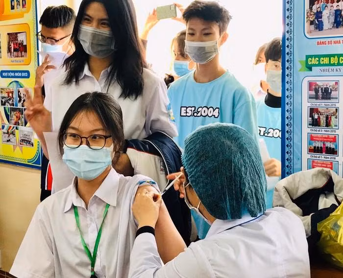 Tiêm vaccine cho học sinh ở Hải Phòng. Ảnh: Phạm Linh