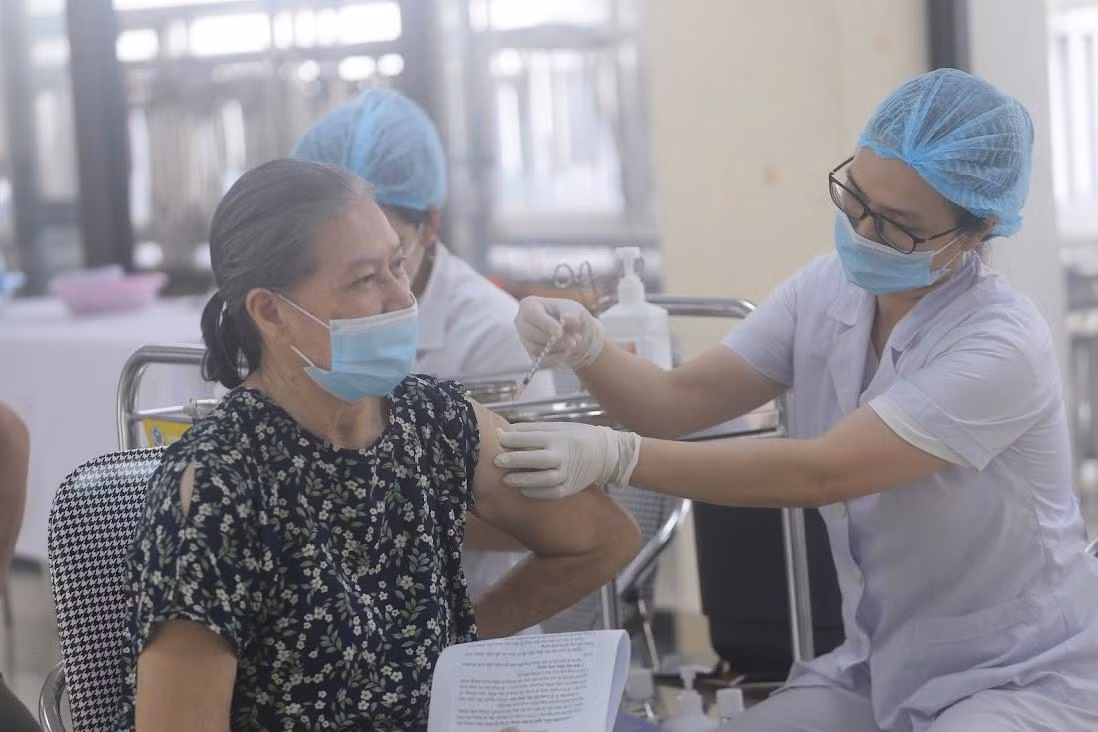 Bộ Y tế đề nghị khẩn trương rút ngắn khoảng cách giữa 2 mũi tiêm AstraZeneca. Ảnh: T.Vy Bộ Y tế đề nghị khẩn trương rút ngắn khoảng cách giữa 2 mũi tiêm AstraZeneca. Ảnh: T.Vy