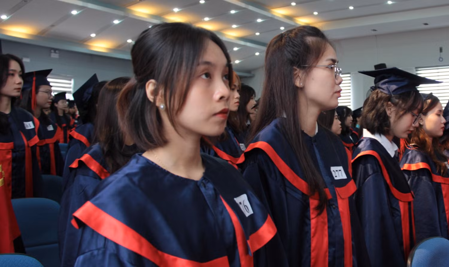 Sinh viên Trường Đại học Ngoại ngữ - Đại học Đà Nẵng tại lễ trao bằng tốt nghiệp ngày 12/8. Ảnh: AN Sinh viên Trường Đại học Ngoại ngữ - Đại học Đà Nẵng tại lễ trao bằng tốt nghiệp ngày 12/8. Ảnh: AN