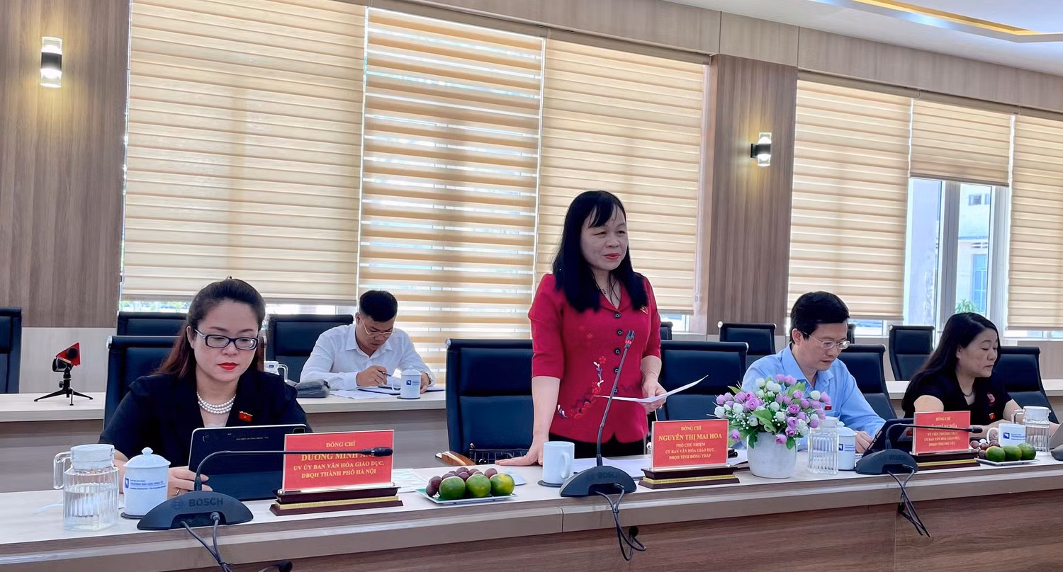 Bà Nguyễn Thị Mai Hoa – Phó Chủ nhiệm Ủy ban Văn hoá, Giáo dục của Quốc hội phát biểu tại buổi làm việc với Trường Đại học Kinh tế - Đại học Đà Nẵng. Ảnh: TN