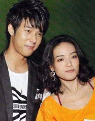 Thư Kỳ và James, trợ lý của người đẹp từ năm 2002 với việc gia sư vốn Anh ngữ cho Thư Kỳ, lên lịch diễn và là một cộng sự cực kỳ gắn bó với cô và vì vậy cũng xuất hiện không ít tin đồn về chuyện tình cảm giữa Thư Kỳ và anh chàng trợ lý đẹp trai này.