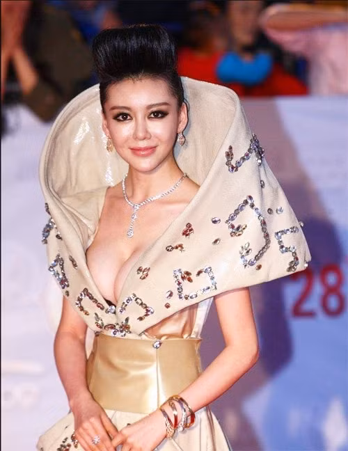 4) “Quả bom sex của C-biz” Củng Tân Lượng luôn gây sốc với những trang phục nóng bỏng và hở hang quá mức nhằm khoe cơ thể cũng như vòng một trước báo giới.
