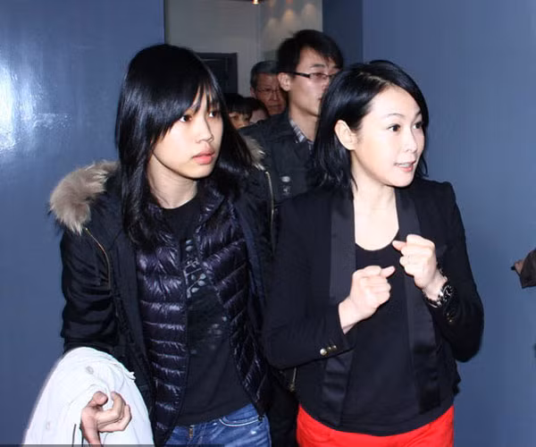 Nữ ca sĩ, diễn viên Lưu Nhược Anh và nữ trợ lý Tiểu Mai từng gắn bó với nhau từ khi Tiểu Mai còn là một cô gái ngờ nghệch ngay đến thang máy còn không biết sử dụng, mua mỳ ăn liền cũng không biết đến khi trở thành một phó đạo diễn thành công. Có được như ngày hôm nay, Tiểu Mai cũng nhờ sự giúp đỡ rất nhiều từ Lưu Nhược Anh. Cũng chính nhờ sự chăm chỉ và nỗ lực mà từ một trợ lý thiếu kinh nghiệm mà Tiểu Mai trở thành một trợ lý đắc lực và thạo việc của người đẹp Lưu Nhược Anh.