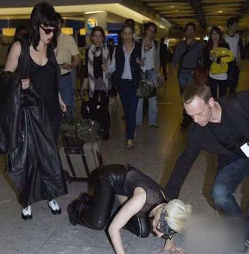 Lady Gaga cũng nhiều lần phải vồ ếch.